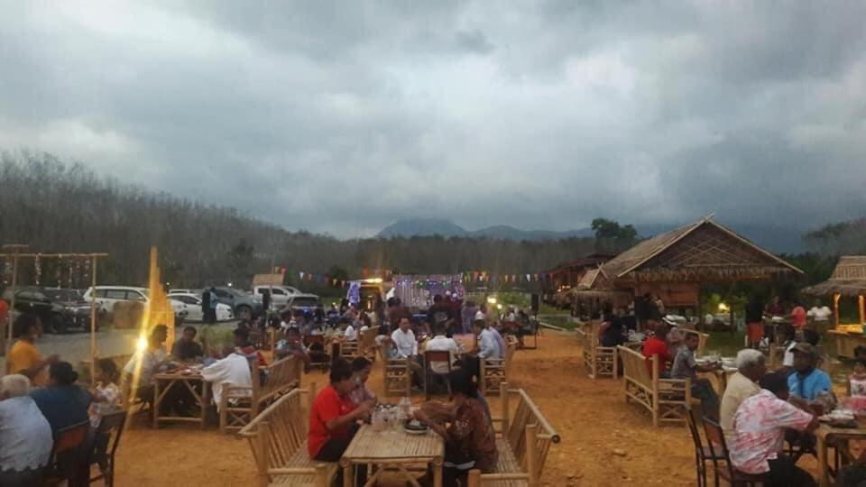 ไร่นาบัวหลวง คาเฟ่ & ฟาร์มสเตย์ Raina Bualuang Cafe & Farm Stay Ban Na No Экстерьер фото
